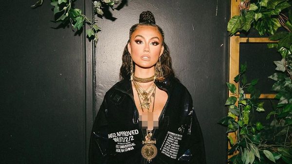 Gaya Agnez Mo dengan Aksesori Heboh Rp 14 Juta di Peluncuran Diamonds