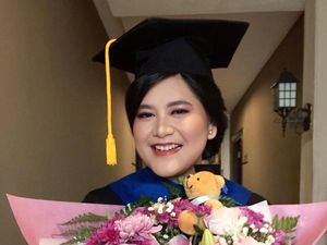 Penampilan Cantik Kahiyang Ayu Saat Wisuda S2 dengan Gelar Cum Laude
