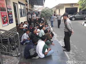 Polisi Bubarkan Pelajar SMK yang Demo di DPRD Solo