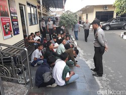 Polisi Bubarkan Pelajar SMK yang Demo di DPRD Solo
