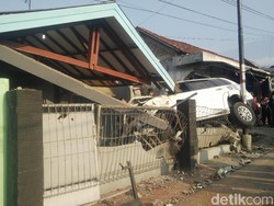 Mobil Tabrak Warung dan Rumah di Banyumas, 1 Orang Tewas Seketika
