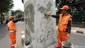 Aksi Pasukan Oranye Bersihkan Sisa Demo di Senayan