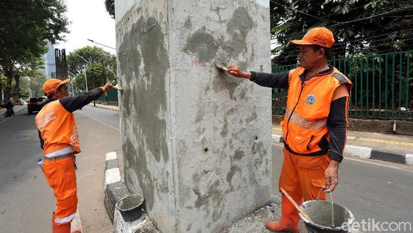 Aksi Pasukan Oranye Bersihkan Sisa Demo di Senayan