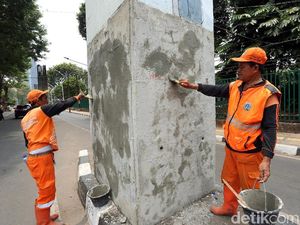 Aksi Pasukan Oranye Bersihkan Sisa Demo di Senayan