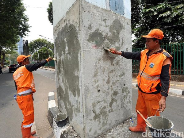 Aksi Pasukan Oranye Bersihkan Sisa Demo di Senayan