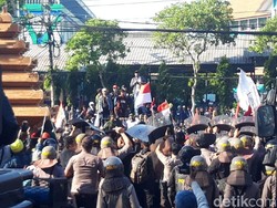 Aksi #SurabayaMenggugat, Polisi Andalkan Asmaul Husna Ketimbang Gas Air Mata