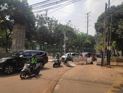 Sempat Ditutup Beton, Akses ke Jalan Gelora Belakang DPR Dibuka Kembali