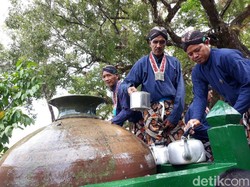 Ratusan Warga Antre Demi Dapat Air Tradisi Nguras Enceh Imogiri Bantul