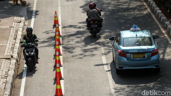 Lagi-lagi, Jalur Sepeda di Jalan Pramuka Dijajah Pemotor Nakal