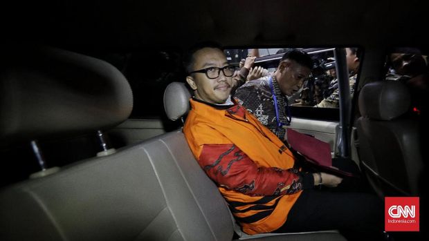 Tersangka kasus dugaan suap dana hibah KONI Mantan Menteri Pemuda dan Olahraga Imam Nahrawi ditahan usai menjalani pemeriksaan di Gedung KPK. Jakarta, Jumat, 27 September 20