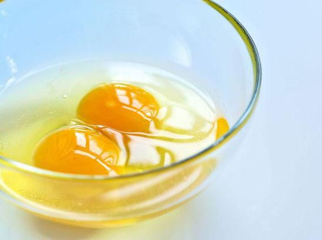 Makan Telur Mentah Bikin Pria Berotot dan Berstamina, Mitos atau Fakta?