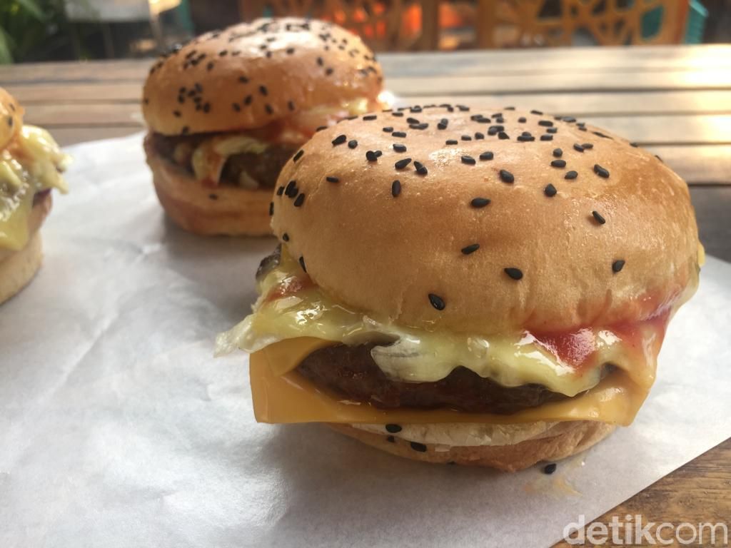 Murah Meriah, Burger Bakar Rp 18.000 yang Juicy Dagingnya