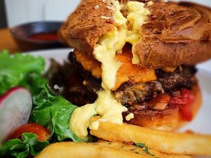 Burger Mie Hingga Burger Sushi, Ini 5 Tempat yang Punya Burger Unik Burger Mie Hingga Burger Sushi, Ini 5 Tempat yang Punya Burger Unik