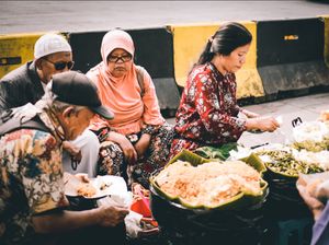 Mencari makan dengan memberi makan