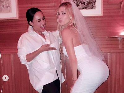 Liarnya Pesta Lajang Hailey Baldwin