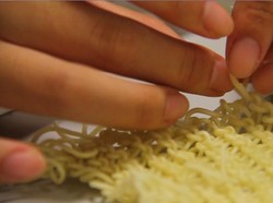 Bukan Benang, Gadis Ini Mahir Merajut Memakai Mie