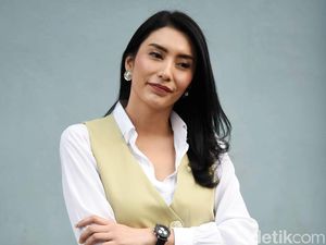 Tyas Mirasih Positif COVID-19, Gaya Berjemur Malah Jadi Sorotan Tyas Mirasih Positif COVID-19, Gaya Berjemur Malah Jadi Sorotan