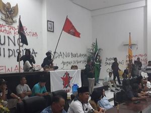 Tolak UU KPK, Mahasiswa Segel dan Coret Ruang DPRD Banggai Saat Rapat