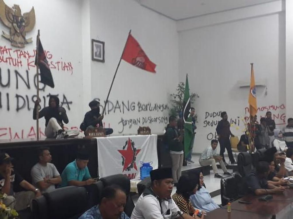 Tolak UU KPK, Mahasiswa Segel dan Coret Ruang DPRD Banggai Saat Rapat Tolak UU KPK, Mahasiswa Segel dan Coret Ruang DPRD Banggai Saat Rapat