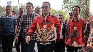 Berjaket Batik, Imam Nahrawi Diperiksa KPK