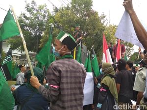 Sentilan HMI Blitar: Anggarkan Cotton Bud Bersihkan Telinga Wakil Rakyat Sentilan HMI Blitar: Anggarkan Cotton Bud Bersihkan Telinga Wakil Rakyat