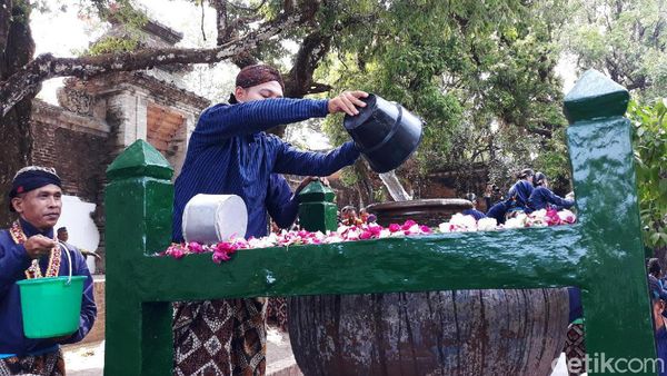 Melihat Tradisi Nguras Enceh di Pemakaman Raja-raja Imogiri