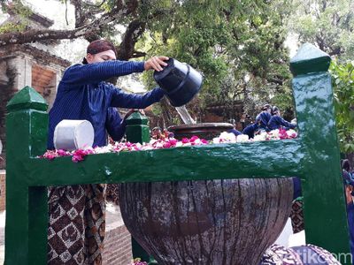 Melihat Tradisi Nguras Enceh di Pemakaman Raja-raja Imogiri