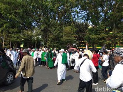 Demo Polisi Bersepatu Masuk Masjid, Massa FPI Tutup Jalan di Makassar