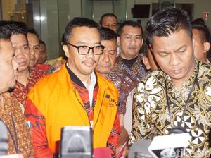 Ditahan KPK, Imam Nahrawi Pakai Rompi Oranye Ditahan KPK, Imam Nahrawi Pakai Rompi Oranye