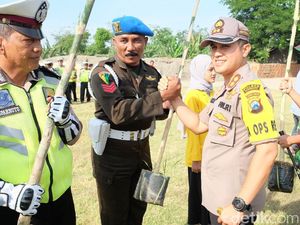 Bantaran Bengawan Solo Sering Abrasi, Warga dan TNI/Polri Tanam Bambu