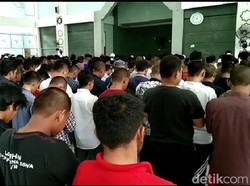 Mahasiswa UHO Gelar Salat Gaib untuk 2 Rekannya yang Meninggal Saat Demo