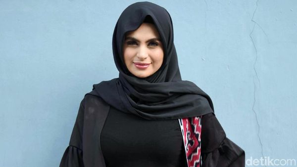 Dear Netizen, Asha Shara Nggak Lepas Hijab Kok
