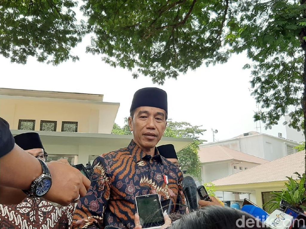 Jokowi Tak Jawab Saat Ditanya Penangkapan Dandhy Laksono-Ananda Badudu