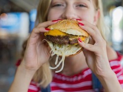 Burger Tak Sehat dan Bikin Gendut? Ini Fakta Nutrisinya