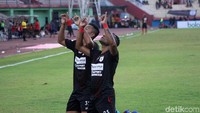 Gol-gol Persipura dicetak oleh Gunansar Mandowen, Titus Bonai dan Tibo.