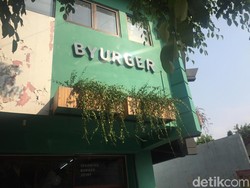 Asyiknya Makan Burger Kekinian yang Bisa Diracik Sendiri