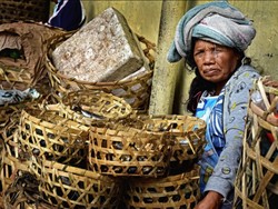 Menanti pembeli di bawah terik matahari