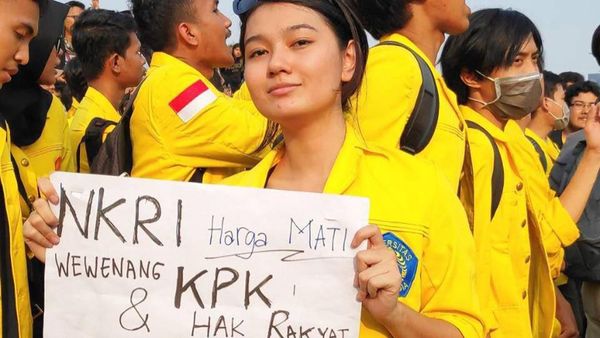 Momen Makan Cantik Livia Ellen, Mahasiswi yang Ikut Demo di Senayan