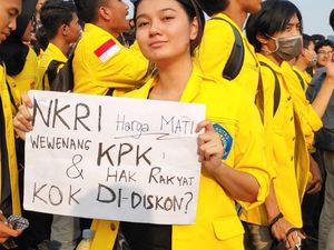 Momen Makan Cantik Livia Ellen, Mahasiswi yang Ikut Demo di Senayan Momen Makan Cantik Livia Ellen, Mahasiswi yang Ikut Demo di Senayan