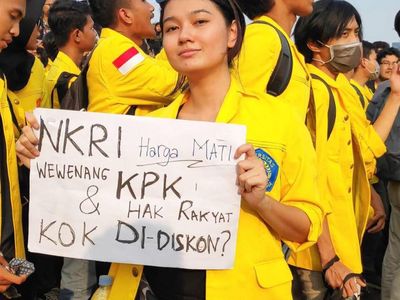 Momen Makan Cantik Livia Ellen, Mahasiswi yang Ikut Demo di Senayan