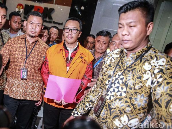 Ditahan KPK, Imam Nahrawi Tutupi Borgol dengan Map