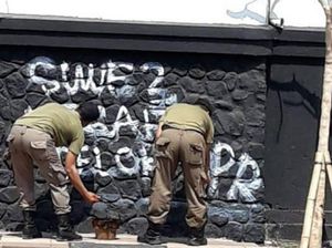 Pemkot Gerak Cepat Bersihkan Jejak Vandalisme Sisa #SurabayaMenggugat Pemkot Gerak Cepat Bersihkan Jejak Vandalisme Sisa #SurabayaMenggugat