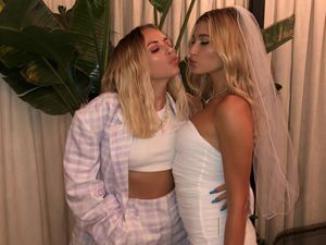 Hailey Baldwin Kelelahan dan Dituntun Justin Bieber usai Pesta Hailey Baldwin Kelelahan dan Dituntun Justin Bieber usai Pesta