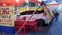 Waduh! Mobil-mobil Ini Terjebak di Dalam Tenda Pecel Lele dan Seafood