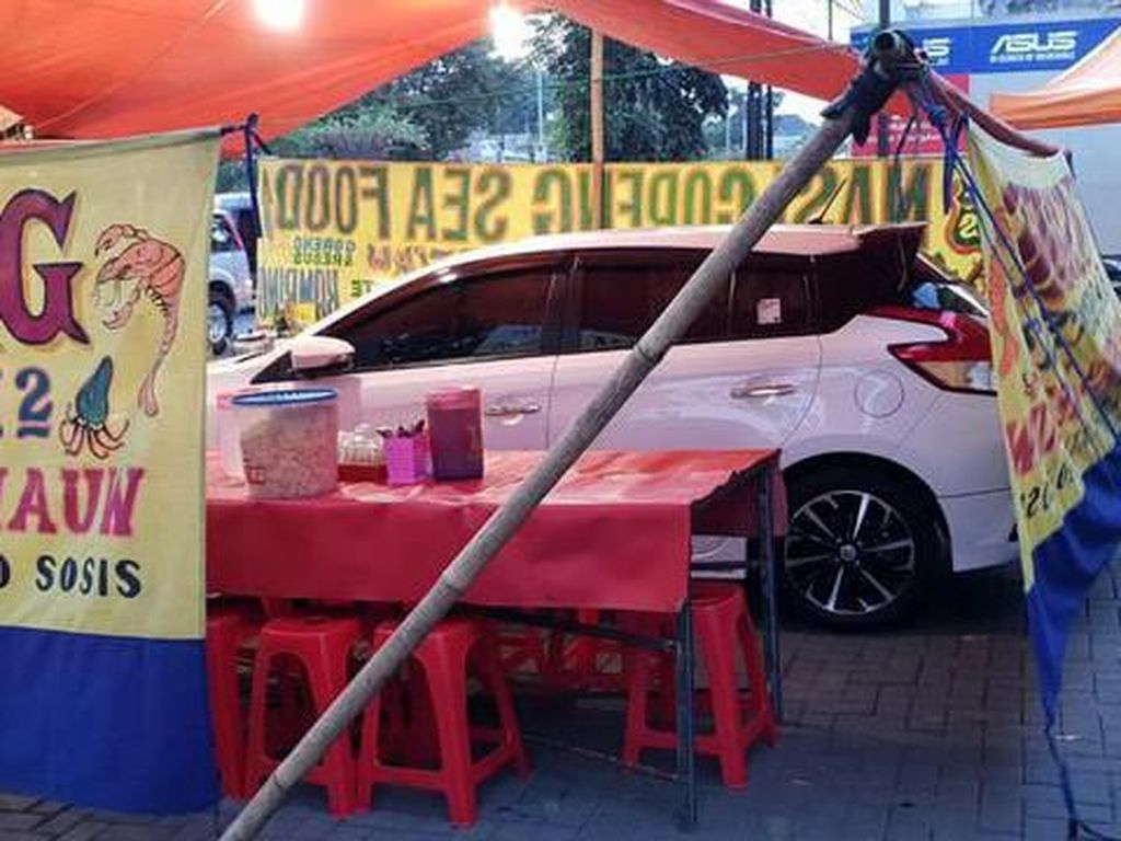 Waduh! Mobil-mobil Ini Terjebak di Dalam Tenda Pecel Lele dan Seafood