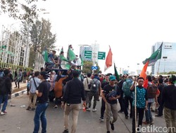 Dicegat ke DPR, Massa HMI Bergeser ke Kementerian LHK