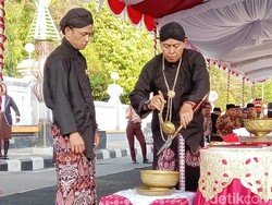 Melihat Momen Jamasan Seribuan Benda Pusaka di Purworejo