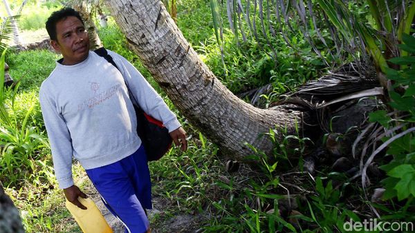 Lewat Perahu Kecil, Kamarahan Sukses Sarjanakan Anak