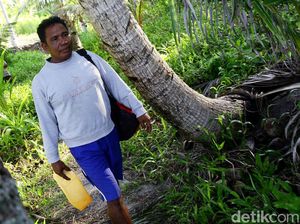 Lewat Perahu Kecil, Kamarahan Sukses Sarjanakan Anak Lewat Perahu Kecil, Kamarahan Sukses Sarjanakan Anak