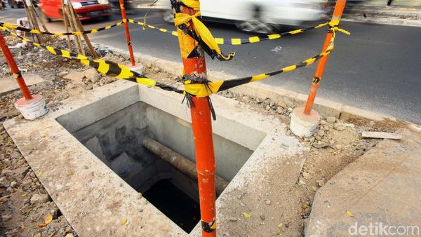 Bahaya! Lubang Revitalisasi Trotoar di Cikini Menganga